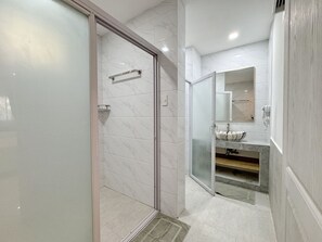 Habitación Deluxe | Baño | Secador de pelo, bidé y toallas