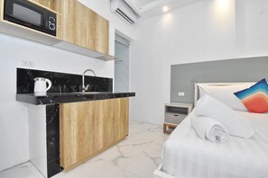 Deluxe Room | Private kitchen | Mini-fridge, microwave