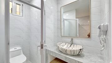 Kamar Deluks | Kamar mandi | Pengering rambut, kloset,  dan handuk