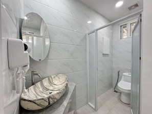 Deluxe-Zimmer | Badezimmer | Haartrockner, Bidet, Handtücher