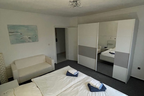 Ferienwohnung, 82 qm, 1-4 Pers.-Schlafzimemr Nr.1 mit Sessel und großem Kleiderschrank