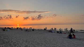 Playa en los alrededores y camastros