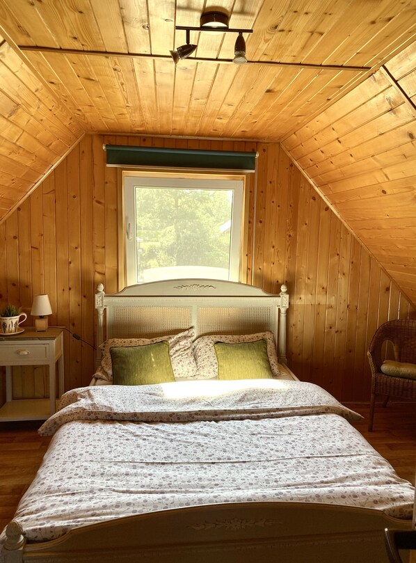 2 habitaciones, tabla de planchar con plancha y cuna de viaje 