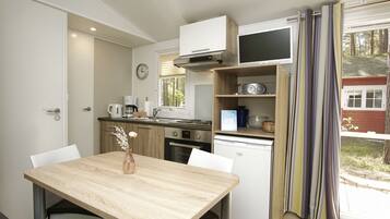 Fridge, oven, stovetop, coffee/tea maker