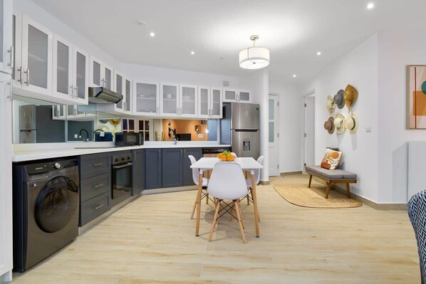 Frigorífic, microones, placa de cuina i cafetera i tetera 