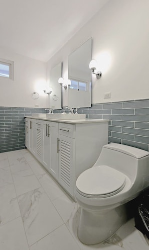 Dusche, Haartrockner, Handtücher