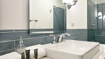 Regadera, secadora de cabello, toallas