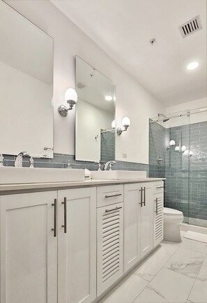 Dutxa, assecador de cabells i tovalloles 