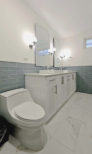 Shower, hair dryer, towels - w* | Deluxe 1BR w/ Balcony  & AC in Panama (Panamá)