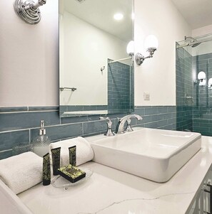 Douche, séchoir à cheveux, serviettes fournies, shampooing
