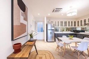 Frigorífic, microones, placa de cuina i cafetera i tetera