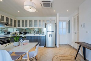 Frigorífico, microondas, placa de cocina y cafetera o tetera