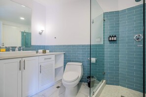 Douche, sèche-cheveux, serviettes fournies