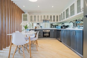 Réfrigérateur, micro-ondes, plaque de cuisson, cafetiÚre/bouilloire