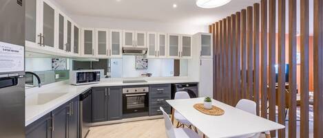 Een koelkast, een microgolfoven, een kookplaat