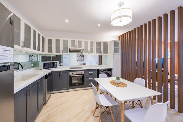 Køleskab, mikrobølgeovn, kogeplade, kaffe-/temaskine