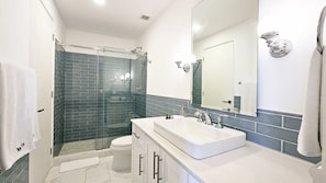 Bruser, hårtørrer, håndklæder