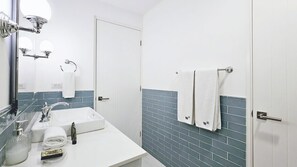 Douche, sèche-cheveux, serviettes fournies