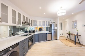 Fridge, microwave, stovetop, coffee/tea maker - w* | Urban-chic 1BR w/ Balcony in Panama (Panamá)