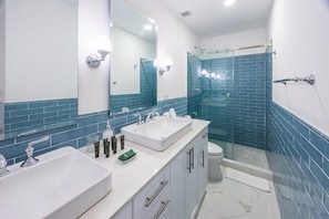 Shower, hair dryer, towels - w* | Urban-chic 1BR w/ Balcony in Panama (Panamá)