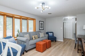 Smart TV, foosball, books - RARE FIND! Remodeled Ranch, near Airport (Englewood)