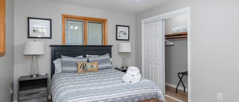 3 habitaciones, escritorio y tabla de planchar con plancha