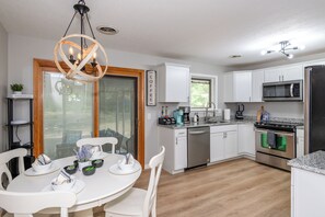 Fridge, microwave, oven, stovetop - RARE FIND! Remodeled Ranch, near Airport (Englewood)