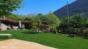 A wooden deck with a table, a pergola, and outdoor seating. - Residenza del Colle (Montelanico (Rome))