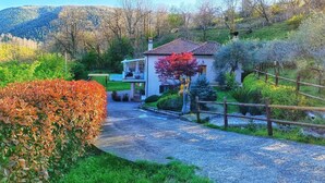 A house with a tiled roof, surrounded by a gravel driveway and a wooden fence. - Residenza del Colle (Montelanico (Rome))