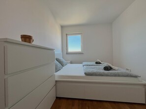 City Apartment, 2 Bedrooms, Terrace, Sea View | 2 bedrooms, individually decorated, individually furnished, desk