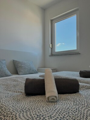 City Apartment, 2 Bedrooms, Terrace, Sea View | 2 bedrooms, individually decorated, individually furnished, desk - Loft Vista Mare (Zadar)