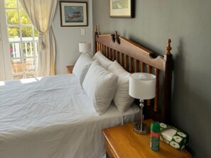 Escritorio, sistema de insonorización y wifi gratis