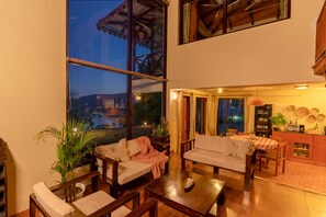 Luxury-Bungalow | Wohnbereich | 32-Zoll-LED-Fernseher mit Kabelempfang