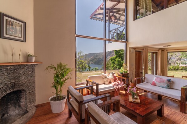 Luxury-Bungalow | Wohnbereich | 32-Zoll-LED-Fernseher mit Kabelempfang