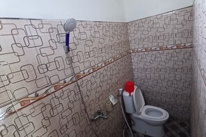 Standard-Zweibettzimmer | Badezimmer | Dusche, Handtücher, Seife