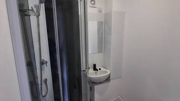 Douche, serviettes fournies, savon, shampoing