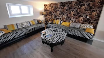 Télévision, baby-foot