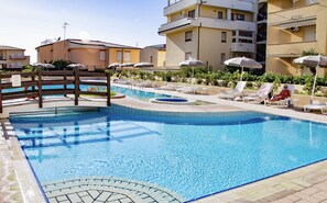 Piscine extérieure (ouverte en saison), parasols de plage