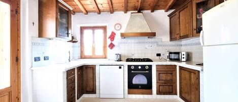 Køleskab, mikrobølgeovn, ovn, kogeplade