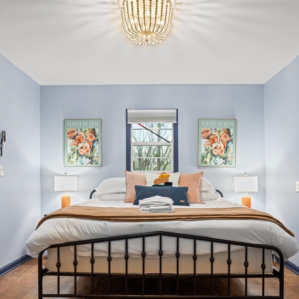 12 slaapkamers, een strijkplank/strijkijzer, wifi, beddengoed