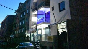 Un edificio de varios pisos con un atrio central y balcones.