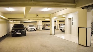 Un aparcamiento de varios niveles con varios coches estacionados.