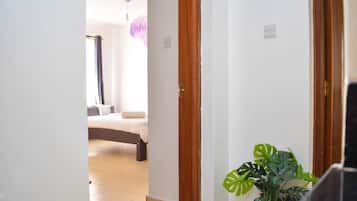 1 habitación, tabla de planchar con plancha, wifi gratis y ropa de cama