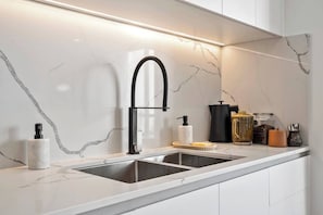 Frigorifero, forno, piano cottura, lavastoviglie