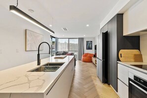 Réfrigérateur, four à micro-ondes, un four, surface de cuisson