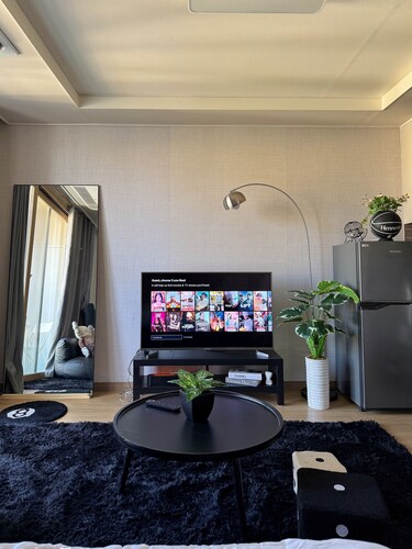 Cozy Modern Condo near Clark Airport 