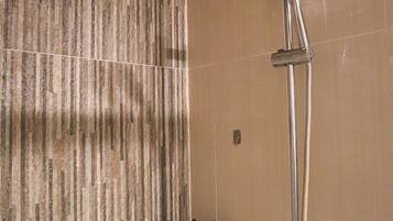 SĂšche-cheveux, serviettes fournies, savon, papier toilette