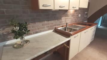 Refrigerador, parrilla de estufa y cafetera y tetera