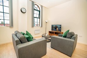 Televisión y oficina 