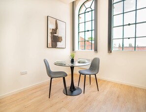 Dining - Contemporary Gem 1BR Apt – Sleeps 2 | Manchester (Newark-on-Trent)